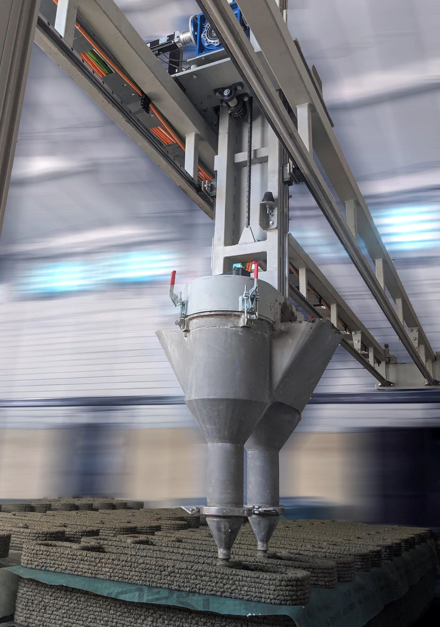 Printing a concrete structure with a dual-extruder construction 3D printer